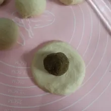 Ambil satu buah adonan kemudian pipihkan dan isi dengan kumbu kacang hijau.