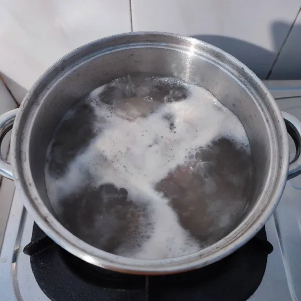 Didihkan air, rebus daging yang sudah dicuci bersih hingga kotorannya keluar. Buang air dan cuci kembali daging.