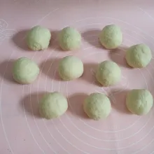Selanjutnya bagi menjadi 10 bagian kemudian diamkan selama 10 menit.