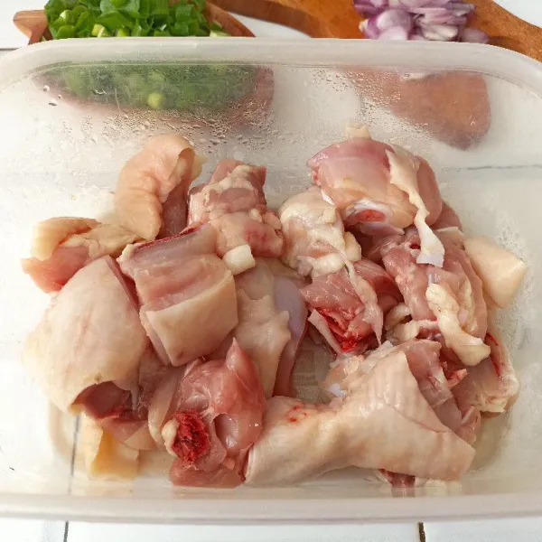Potong potong ayam kecil-kecil, agar cepat matang dan bumbu meresap.