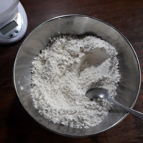 Campurkan tepung terigu, garam dan gula pasir, aduk rata.