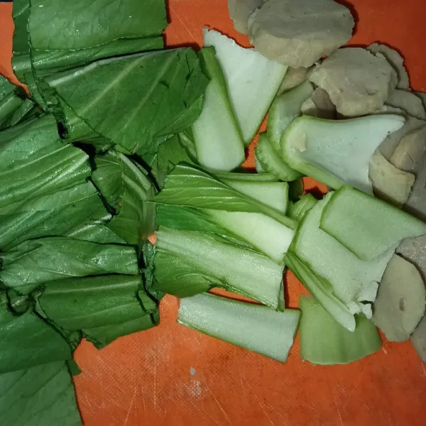 Iris pokcoy dan bakso sapi terlebih dahulu.