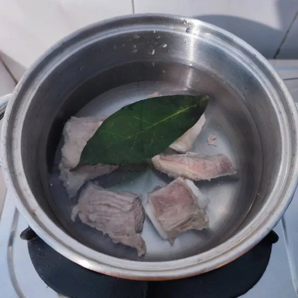 Kemudian rebus kembali daging dengan 1000 ml air dan daun salam hingga empuk.