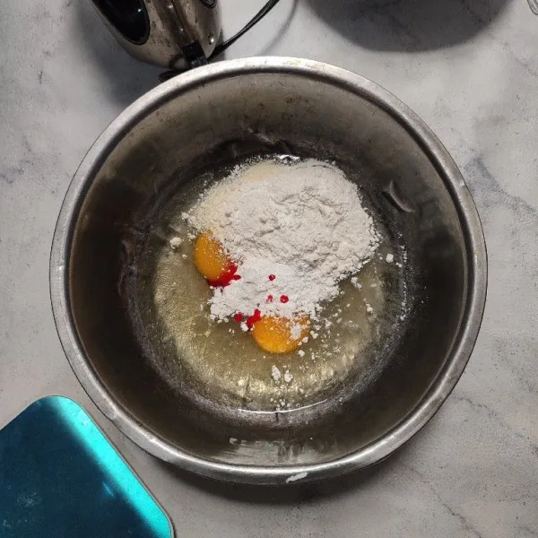 Masukkan semua bahan utama ke dalam mixing bowl kecuali butter.