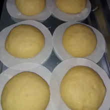 Bagi adonan masing-masing 50 gram, proofing selama 30 menit atau sampai mengembang dua kali lipat kemudian lubangi bagian tengahnya.