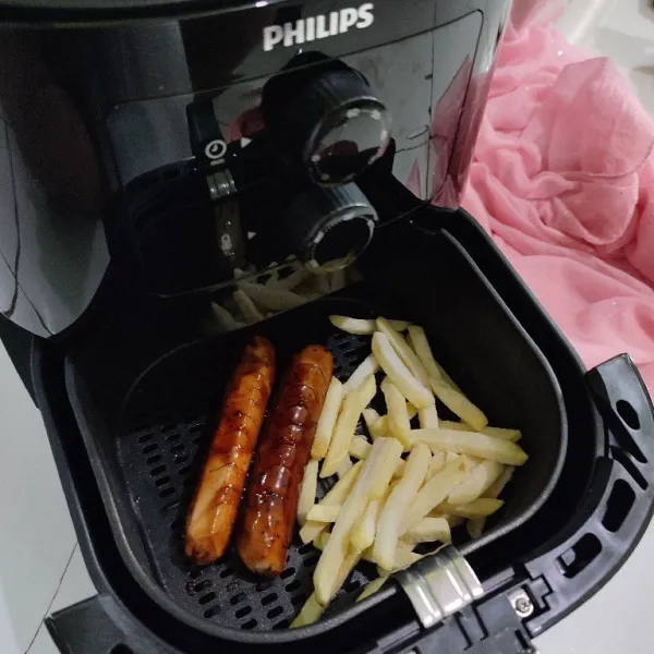 Panggang sosis bersama french fries di dalam air fryer selama 10-15 menit dengan suhu 150°C.