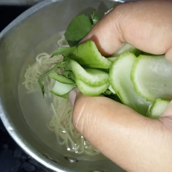 Setelah mie mulai matang, masukkan pokcoy.