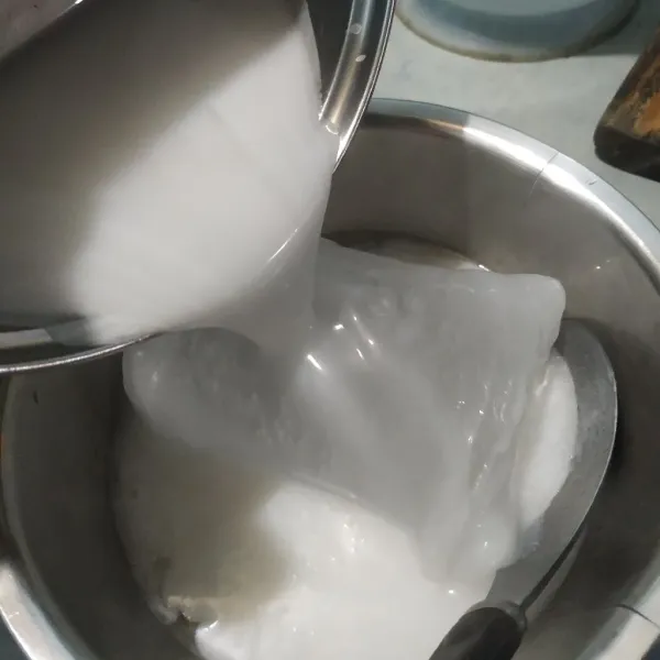 Siapkan es batu, lalu tuangkan larutan jelly yang mendidih ke atas es batu.