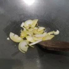 Tumis bawang bombay hingga setengah matang, sisihkan.