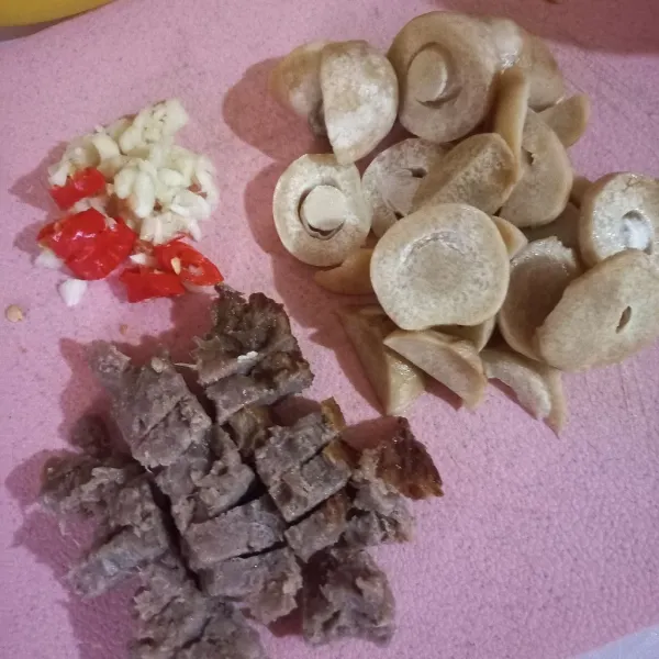 Potong-potong jamur dan beef spam. Kemudian iris cabai rawit dan cincang bawang putih.