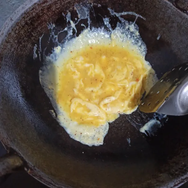 Panaskan minyak, masukkan kocokan telur lalu orak-arik.