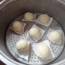 Masukkan ke dalam kukusan yang sudah dipanaskan dan kukus selama 8 menit.