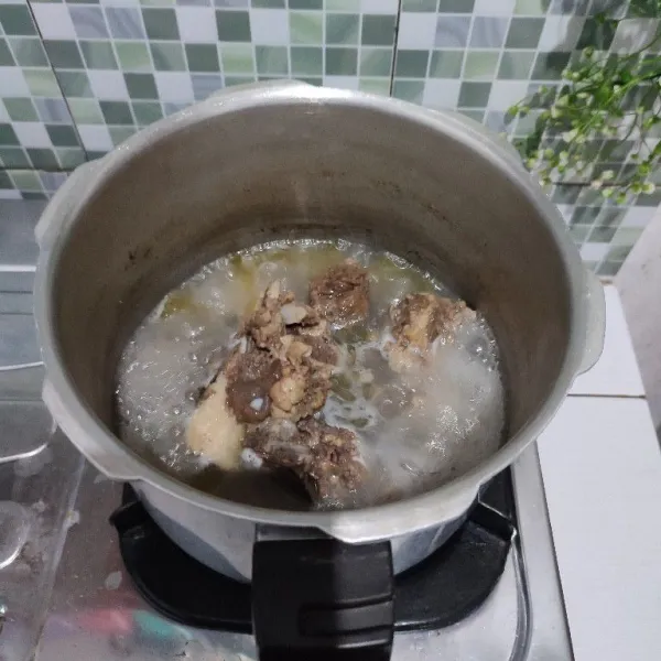 Rebus iga dengan air secukupnya, rebus dengan menggunakan presto selama 20 menit. Kemudian buka tutup presto jika uap panas sudah hilang.