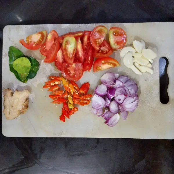 Iris-iris bawang-bawangan, cabe rawit, dan tomat. Geprek lengkuas.
