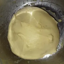 Uleni hingga kalis elastis dan diamkan selama 30 menit hingga mengembang dua kali lipat.