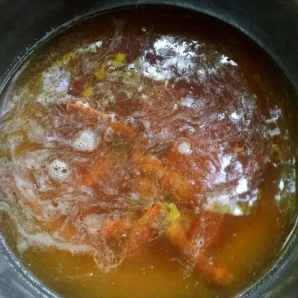 Rebus asam jawa dan gula merah, tambahkan sejumput garam, masak hingga mendidih.