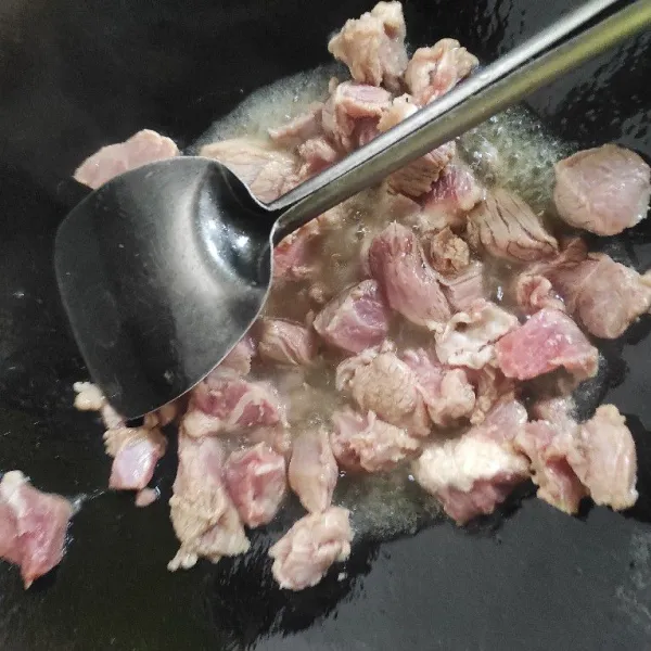 Tumis daging sapi dengan sedikit minyak hingga setengah empuk.