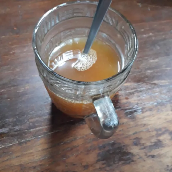Tuang air rebusan teh ke dalam jeruk, aduk rata. Bisa disajikan hangat ataupun dingin dengan tambahan es batu.