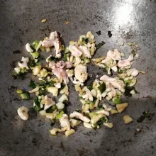 Lalu masukkan daging ayam. Aduk hingga berubah warna.