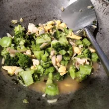 Aduk rata, tes rasa. Setelah bumbu meresap matikan kompor.