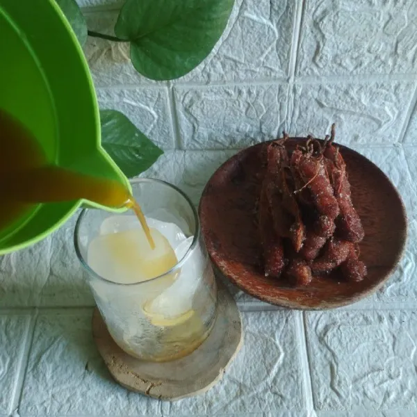 Tuang air asam yang sudah dingin ke dalam gelas saji, sajikan segera.