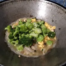 Lalu tuang air. Masukkan telur, jamur merang dan brokoli. Aduk.