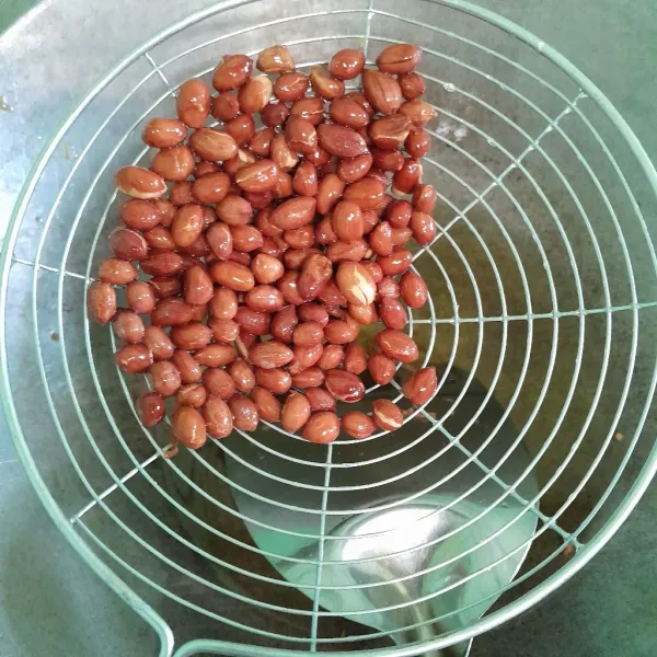 Goreng kacang tanah sampai matang.