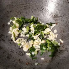 Di wajan yang sama, tumis bawang prei dan bawang putih sampai layu dan harum.