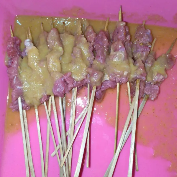 Celupkan sate sesaat, kurang lebih satu atau dua menit sebelum dibakar (jangan terlalu lama merendam sate dengan bumbu pencelup agar daging tidak terlalu hancur saat dibakar).