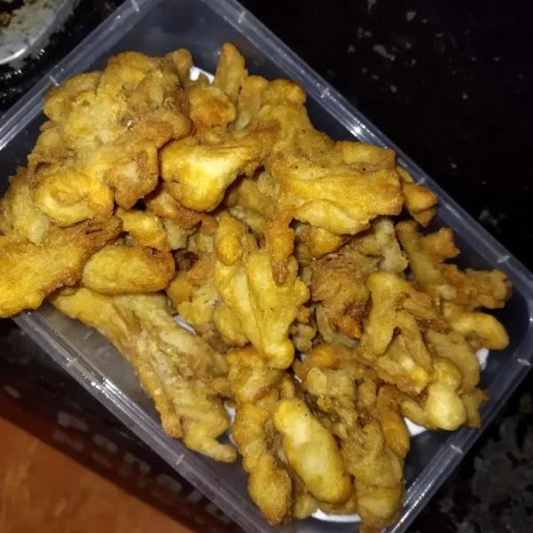 Goreng jamur sampai kecoklatan, kemudian tiriskan.