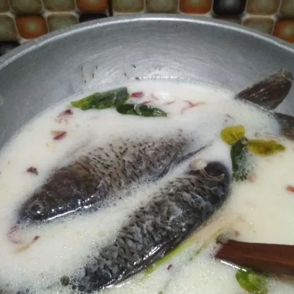 Masukkan ikan masak hingga ikan berubah kanji.