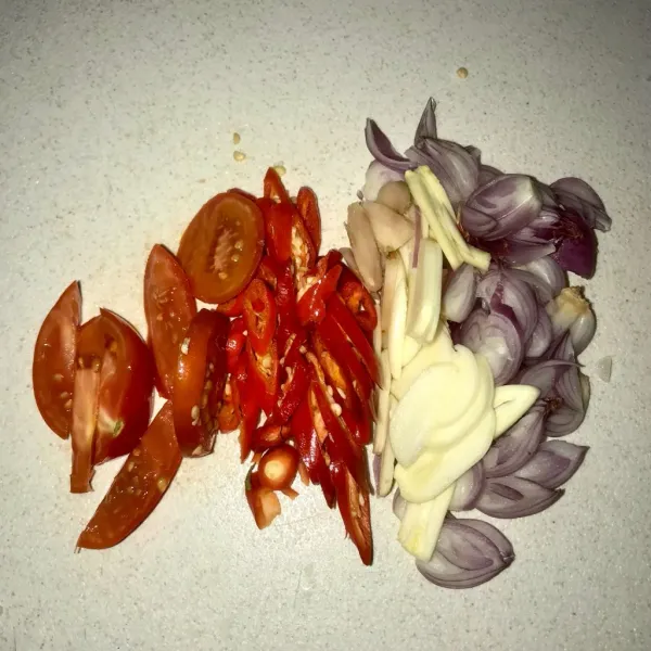 Rajang cabe, bawang, lengkuas, dan tomat.