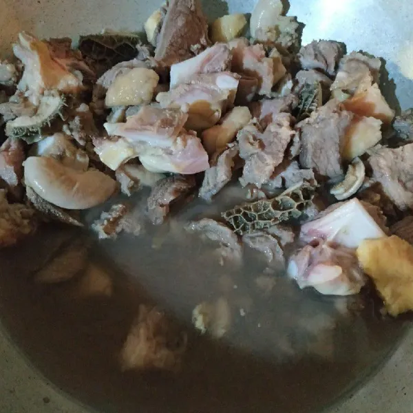 Potong-potong daging sesuai selera, lalu didihkan air rebus daging kira-kira 3 menit, hingga air berwarna keruh, (ini bertujuan untuk membuang kotoran pada daging). Lalu angkat, kemudian cuci bersi daging.