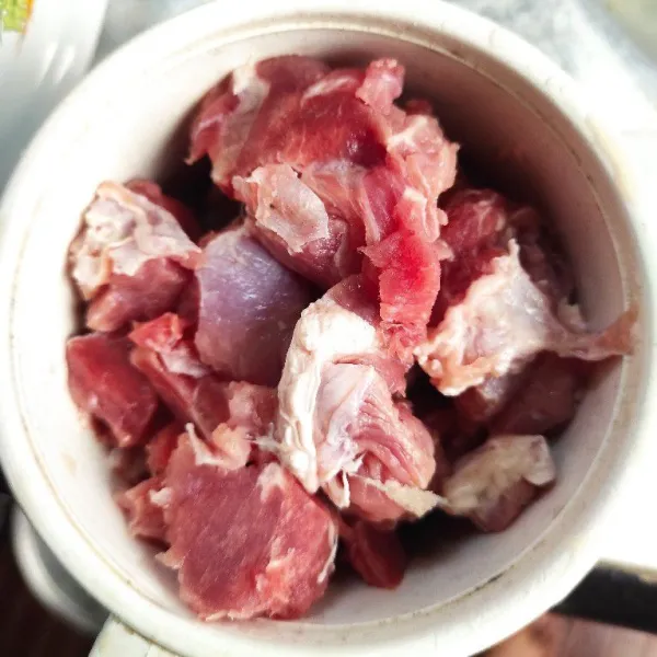 Cuci bersih daging sapi, potong kecil-kecil.