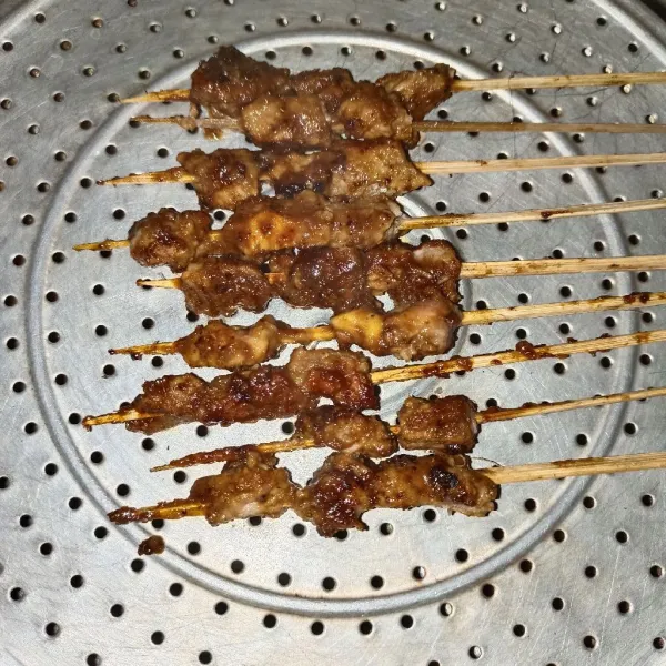 Bakar sampai setengah matang lalu olesi dengan bumbu oles sampai merata, bakar lagi sampai matang.