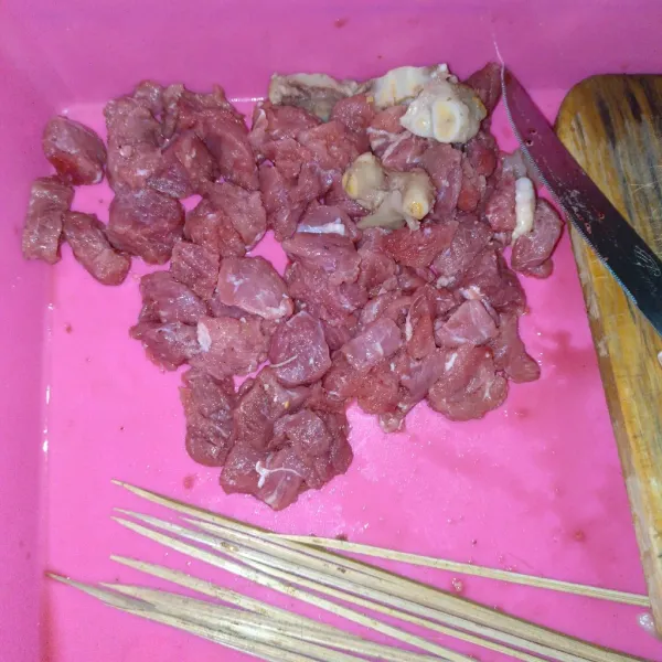 Potong dadu daging kambing.