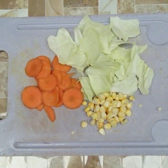 Siapkan wortel dan kubis yang sudah diiris, serta jagung pipil.