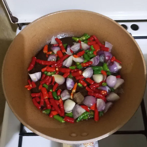 Masukan terasi bakar masak hingga layu.