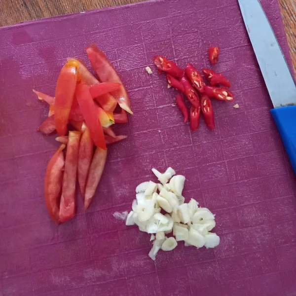 Iris bawang putih, cabe merah, tomat merah.