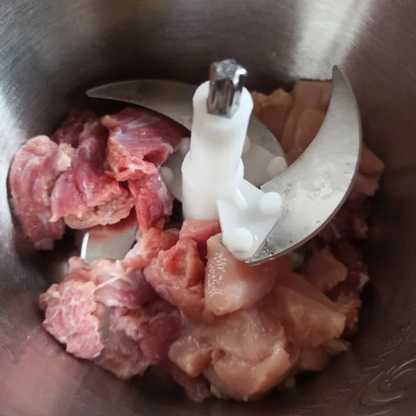 Potong-potong daging ayam dan daging sapi kemudian masukkan ke dalam chooper dan proses sampai halus.