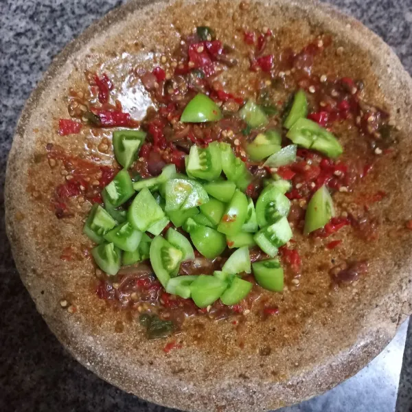 Masukkan irisan tomat hijau, aduk rata.