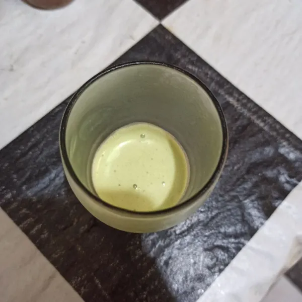 Seduh minuman matcha dengan air panas.