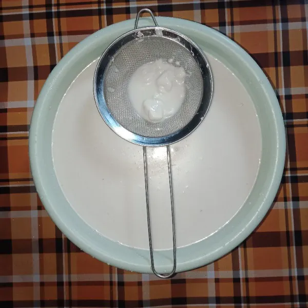 Saring adonan agar tidak ada yang menggumpal.