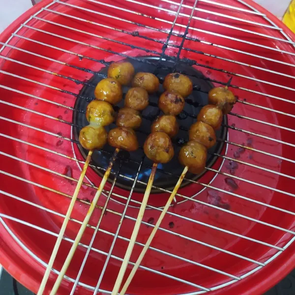 Bakar sampai terasa aroma smokey.
Sajikan dengan bumbu sate ditambah kecap manis dan sambal bakso.