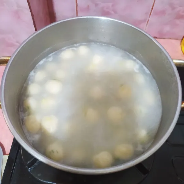 Siapkan 1 panci air panas, lalu masukkan cilok.
Setelah cilok mengapung, segera angkat.
Masukkan ke dalam wadah berisi air es untuk menghentikan proses pemasakan.