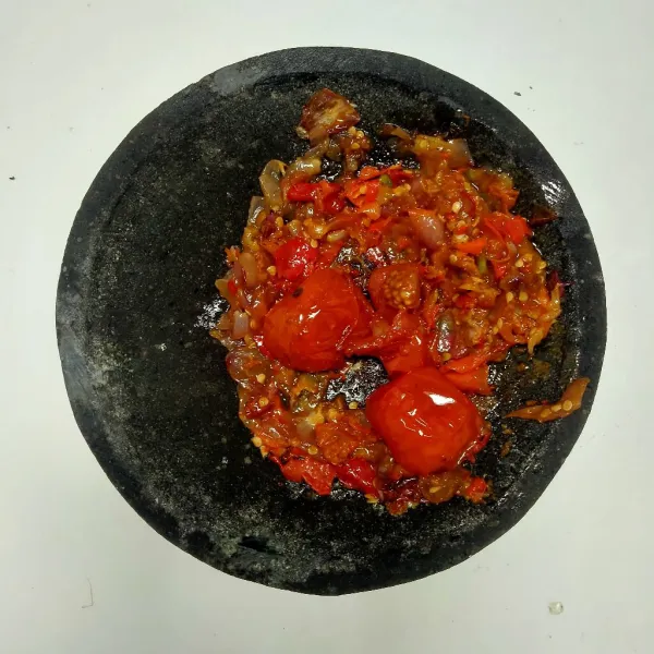 Buat bahan sambal dengan cara digoreng semua bahannya kemudian ulek beri garam, gula pasir, terasi dan penyedap rasa.