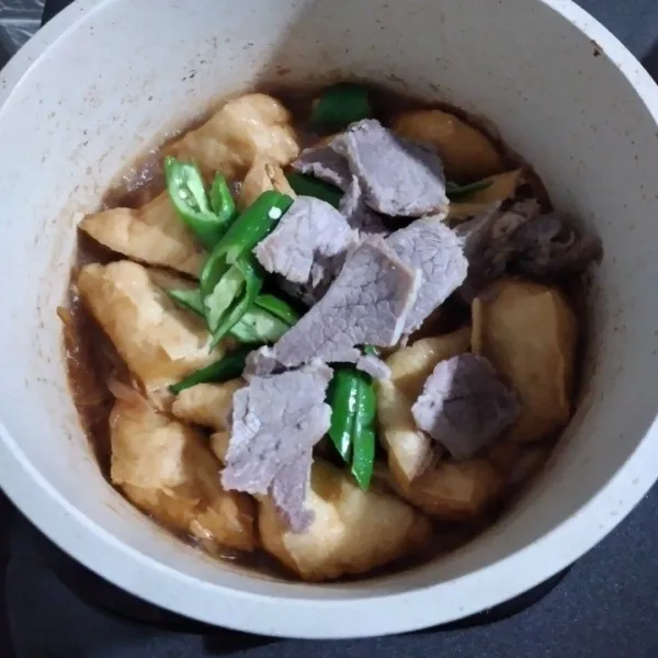 Masukkan irisan daging, kaldu bubuk, aduk, koreksi rasa.