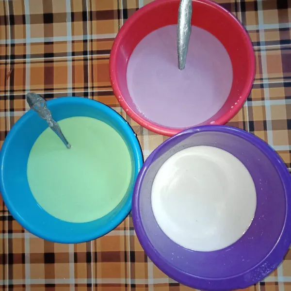 Adonan dibagi 3, dan di beri warna, saya memakai warna ungu, hijau dan putih (adonan putih lebih sedikit dari pada yg 2 warna).