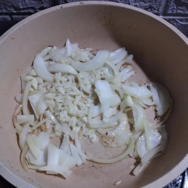 Panaskan minyak di wajan, tumis bawang bombai dan bawang putih hingga harum