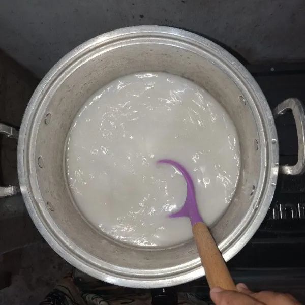 masukkan santan, gula, garam, vanili, rebus sampai mendidih sambil terus diaduk agar santan tidak pecah. Setelah mendidih, dinginkan santan.